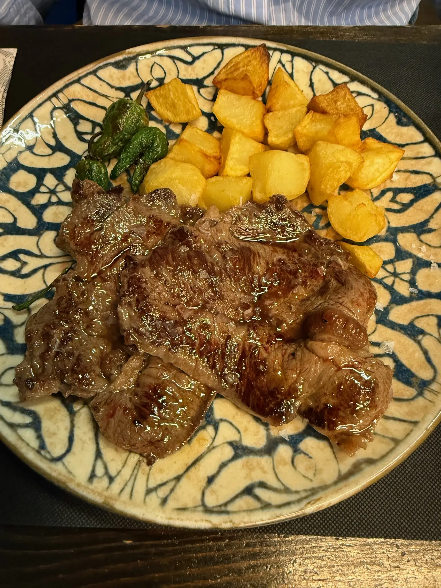 Plato de ternasco de Aragón a la plancha con patatas fritas y pimientos de Padrón en Huesca. Foto propia La Maleta Inquieta, octubre 2026