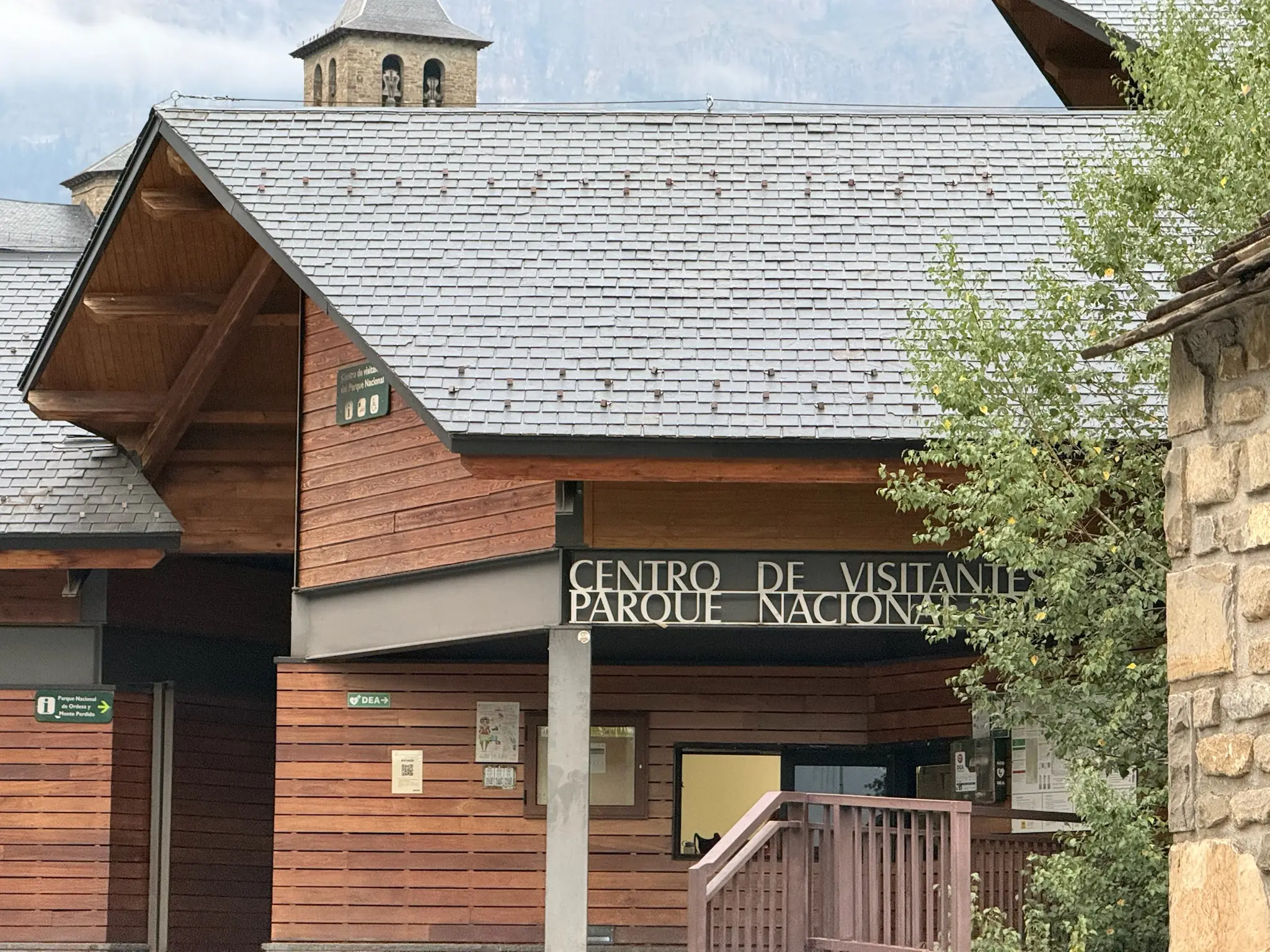 Centro de Visitantes del Parque Nacional de Ordesa en Torla con torre de iglesia románica detrás. Foto propia La Maleta Inquieta, octubre 2026