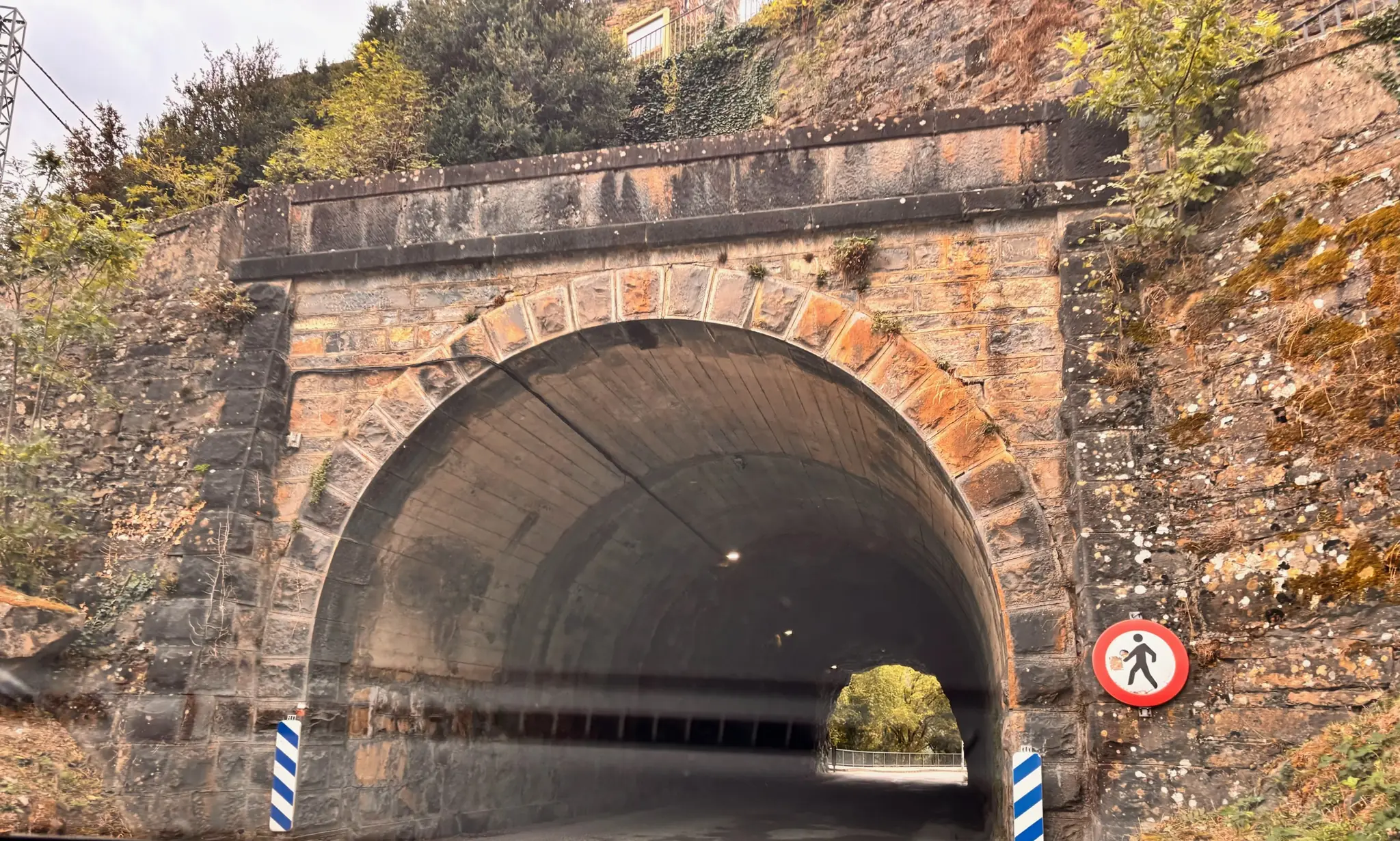 Entrada a túnel excavado en roca con dovelas de piedra en carretera de Huesca. Foto propia La Maleta Inquieta, octubre 2026