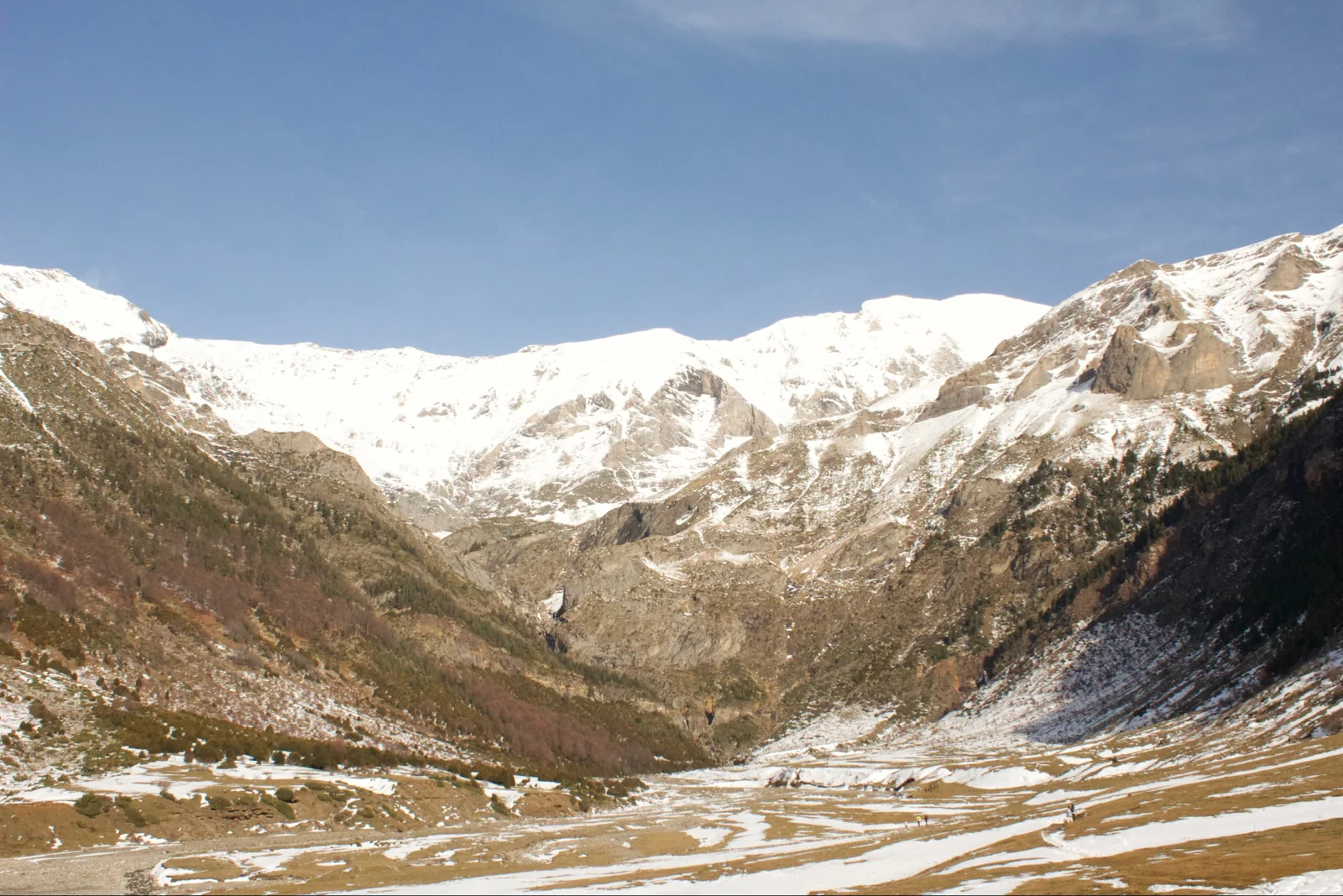 Llanos de La Larri con el circo nevado al fondo en el valle de Pineta. Foto propia La Maleta Inquieta, octubre 2026